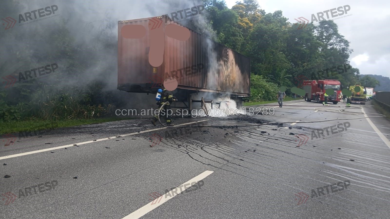 Carreta com sucata de plástico pega fogo e interdita Rodovia Cônego Domênico Rangoni; VÍDEO