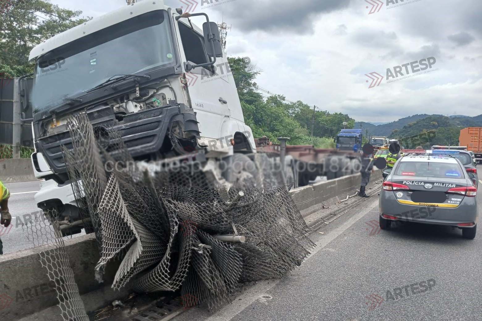 Carreta perde controle e atinge mureta central em rodovia de Santos
