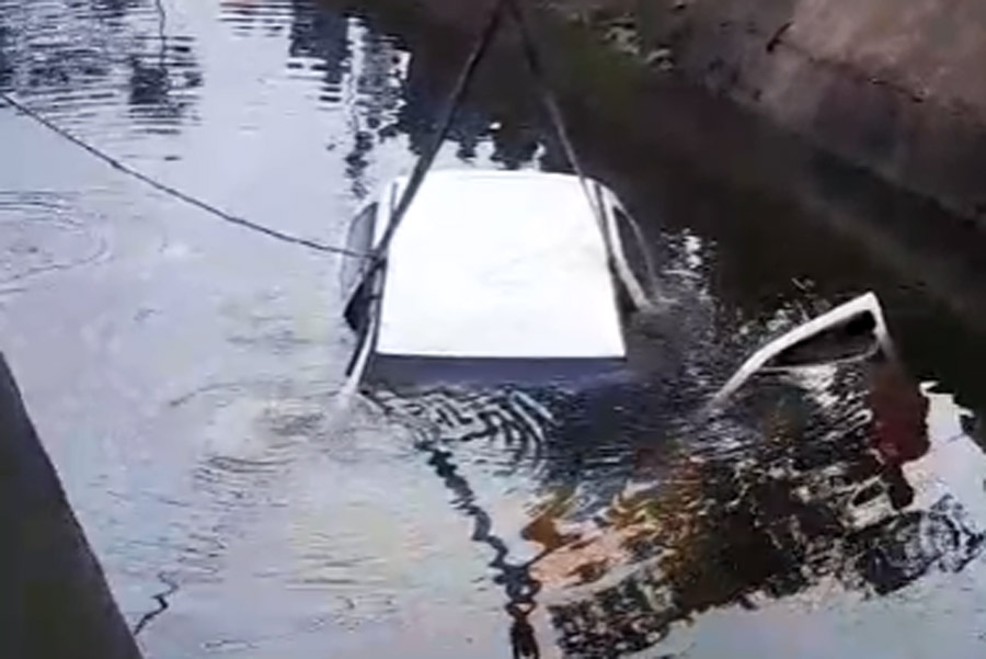 Motorista perde controle da direção e carro cai dentro de canal em Praia Grande; VÍDEO