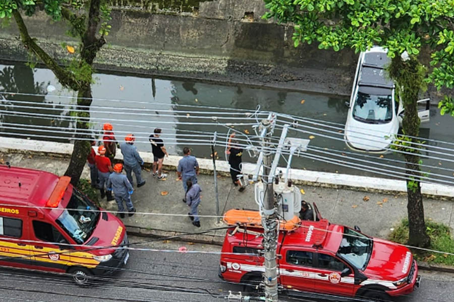 Carro cai dentro de canal em Santos após motorista dar marcha à ré; VÍDEO