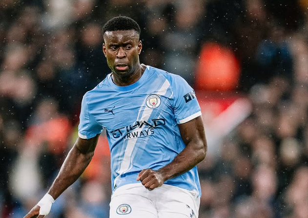 City supera golaço, vence Liverpool em final caótico e mantém caça ao líder