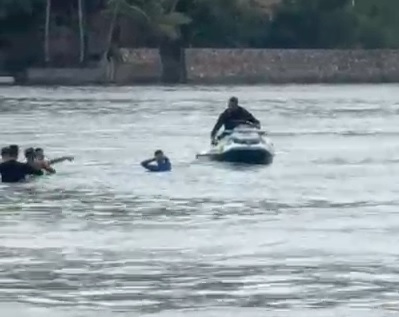 Criminoso rouba correntinha no calçadão, foge para o mar e termina preso em Guarujá; VÍDEO