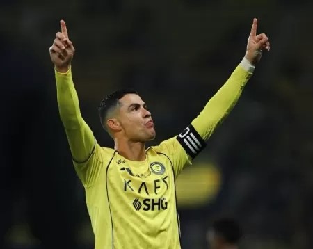 CR7 marca no 1º jogo após greve e fica a 38 gols do milésimo