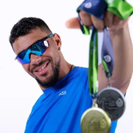 Superou um acidente grave e vai ter 'missão' de defender Brasil no bobsled