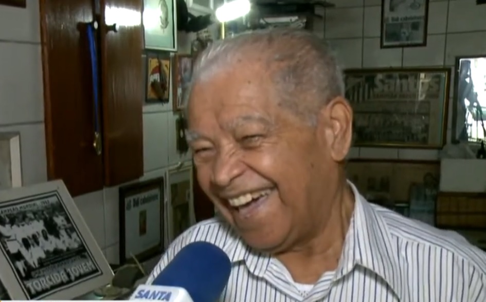 Morre Didi, barbeiro que criou o topete de Pelé, aos 87 anos