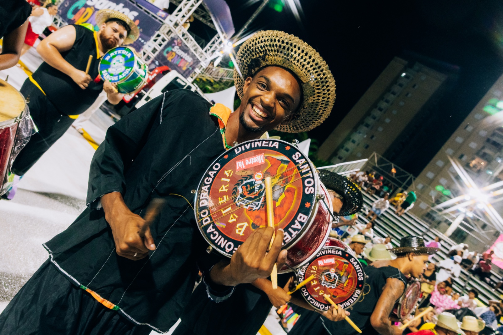 Dragões do Castelo brinca com o misticismo popular e ironiza o mau-olhado na avenida