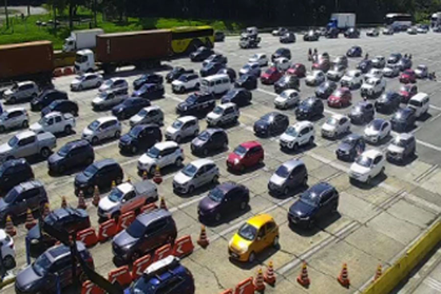 Cerca de 40 mil veículos desceram a serra em direção à Baixada Santista para o Carnaval