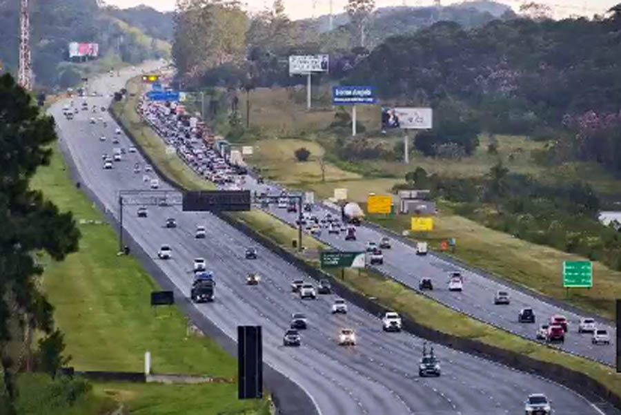 Cerca de 50 mil veículos desceram a serra em direção à Baixada Santista para o Carnaval