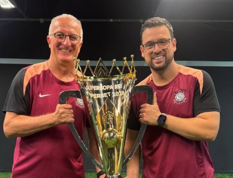 Filho de Dorival vira pilar do Corinthians e vive fase especial com o pai