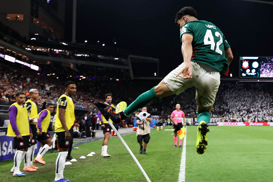 Memphis perde pênalti, Flaco marca e Palmeiras vence o Corinthians em Itaquera