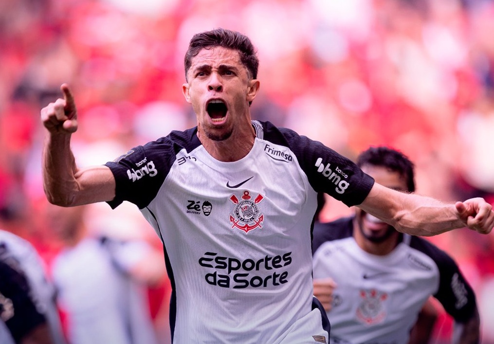Com expulsão e controle do jogo, Corinthians vence Flamengo e leva a Supercopa