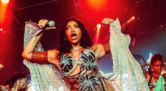 Gaby Amarantos dá beijão em dançarino durante show em SP