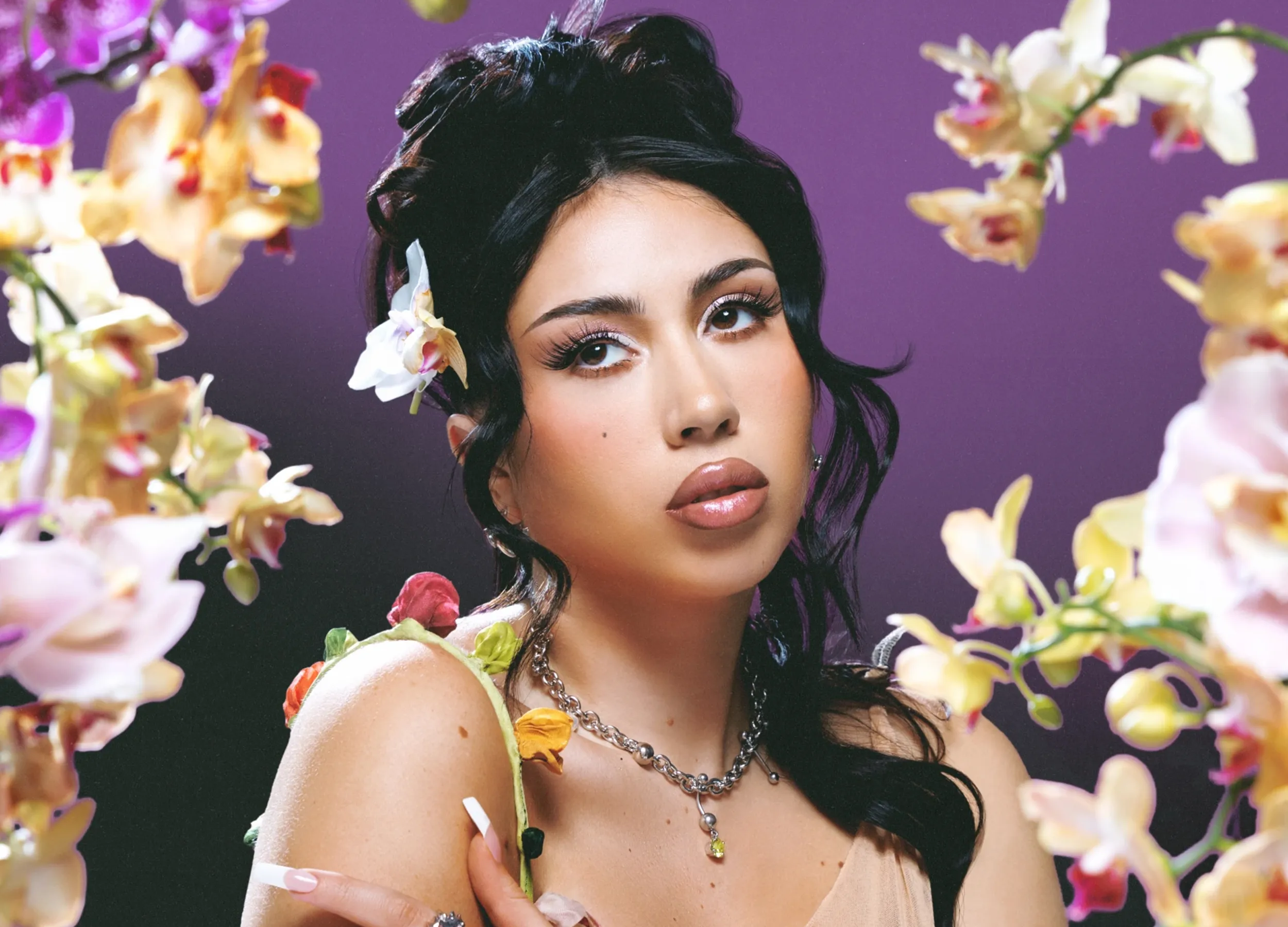 Kali Uchis exalta latinos e diz que é difícil ser imigrante em show em São Paulo