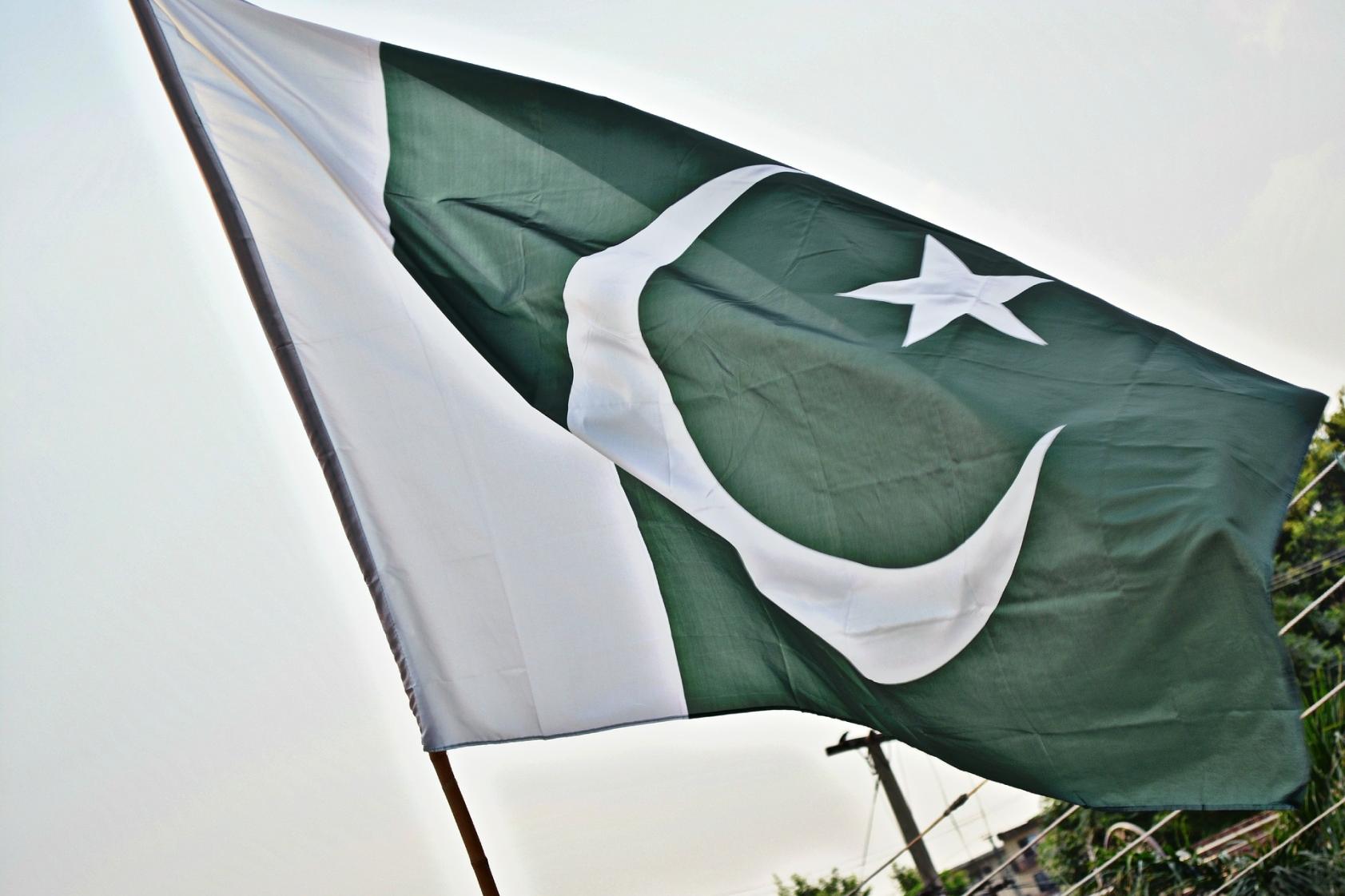 Paquistão declara guerra ao Afeganistão; ataques mútuos matam quase 300 pessoas