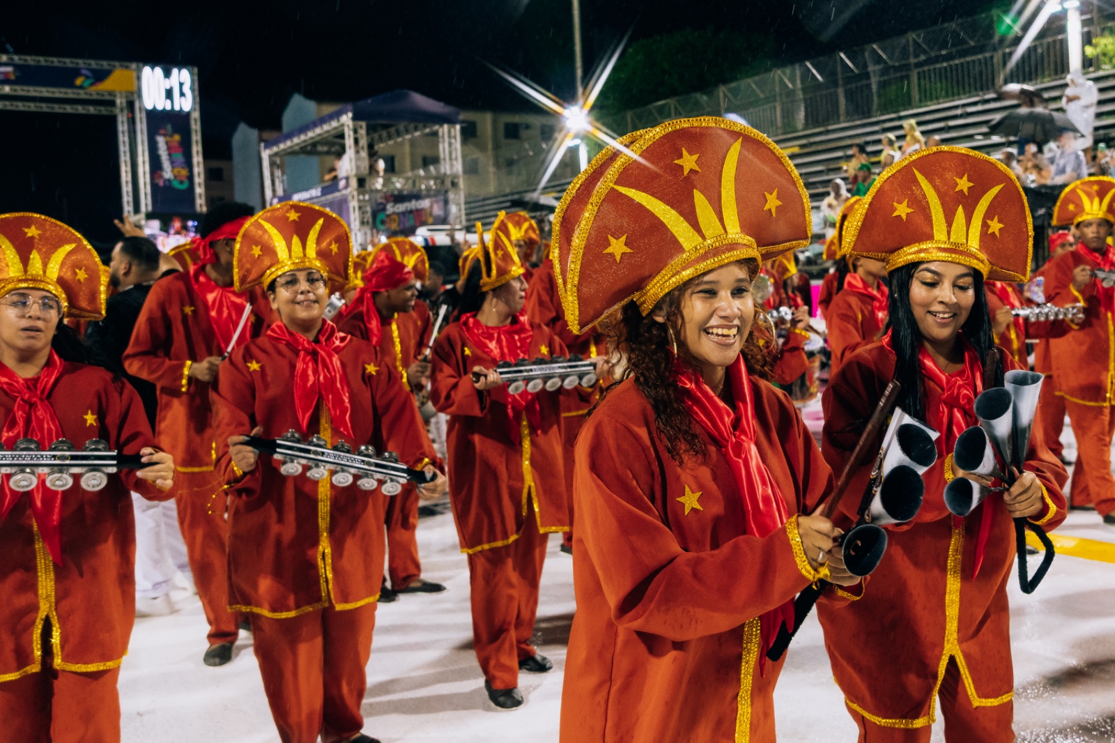 Chuva atrapalha, mas não apaga calor do arraial da Imperatriz Alvinegra no Santos Carnaval