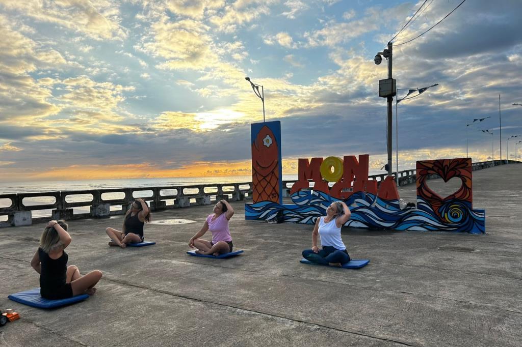 Plataforma de Pesca de Mongaguá recebe aulas gratuitas de yoga e dança