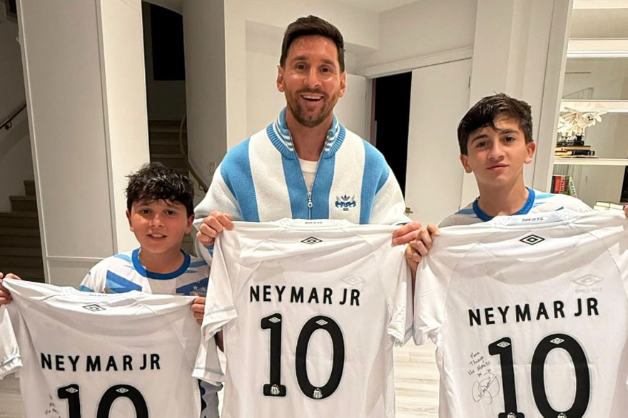 Messi ganha camisa 10 do Santos enviada por Neymar: 