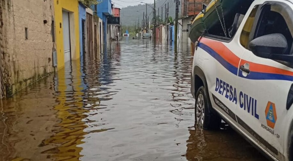 Chuvas mantêm rios transbordados e área rural isolada em Mongaguá