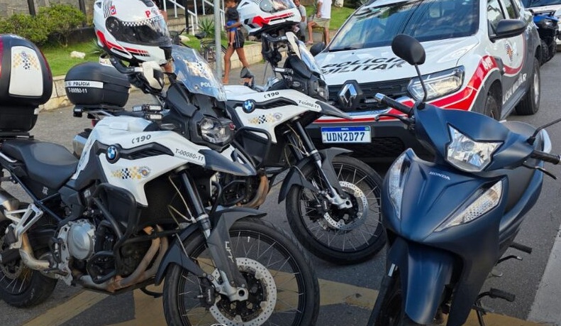 Manobra brusca durante blitz leva PM a recuperar moto furtada em Guarujá