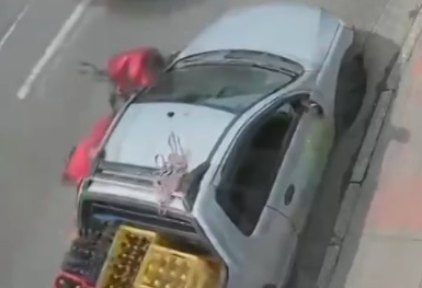 Mulher é presa após atropelar motociclista depois de discussão em Santos