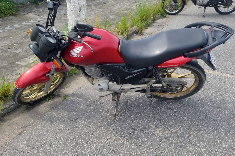 Moto roubada é recuperada durante blitz em São Vicente