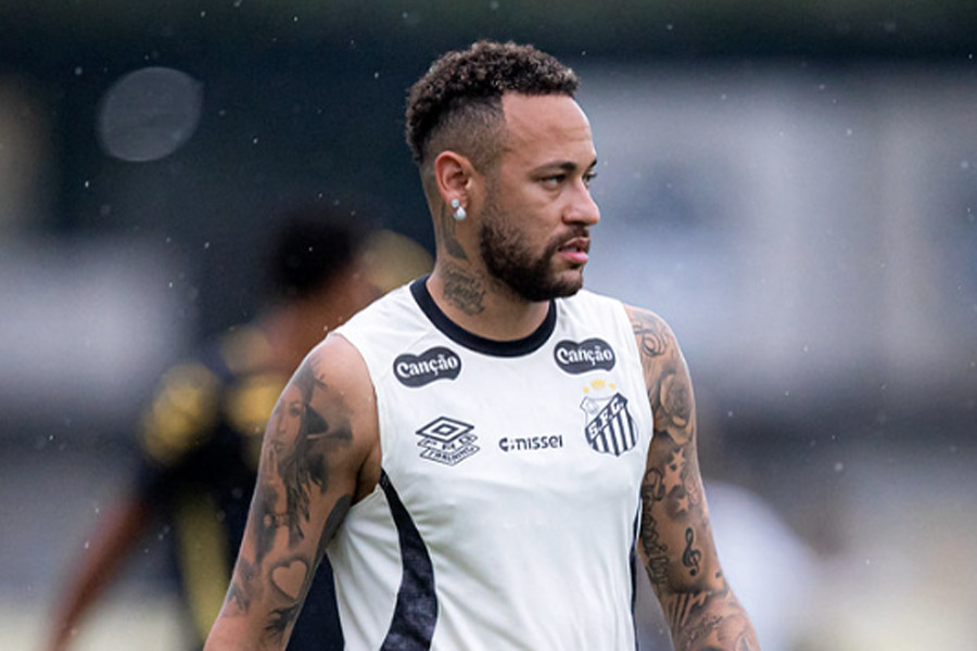 Neymar volta a treinar com bola e deve reforçar o Santos contra o São Paulo na Vila Belmiro