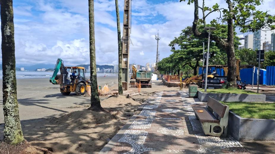 Obras de recuperação do calçadão do Embaré avançam
