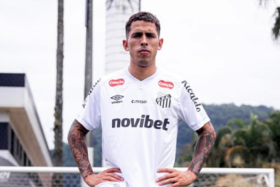 Santos anuncia volante uruguaio Christian Oliva como novo reforço para a temporada