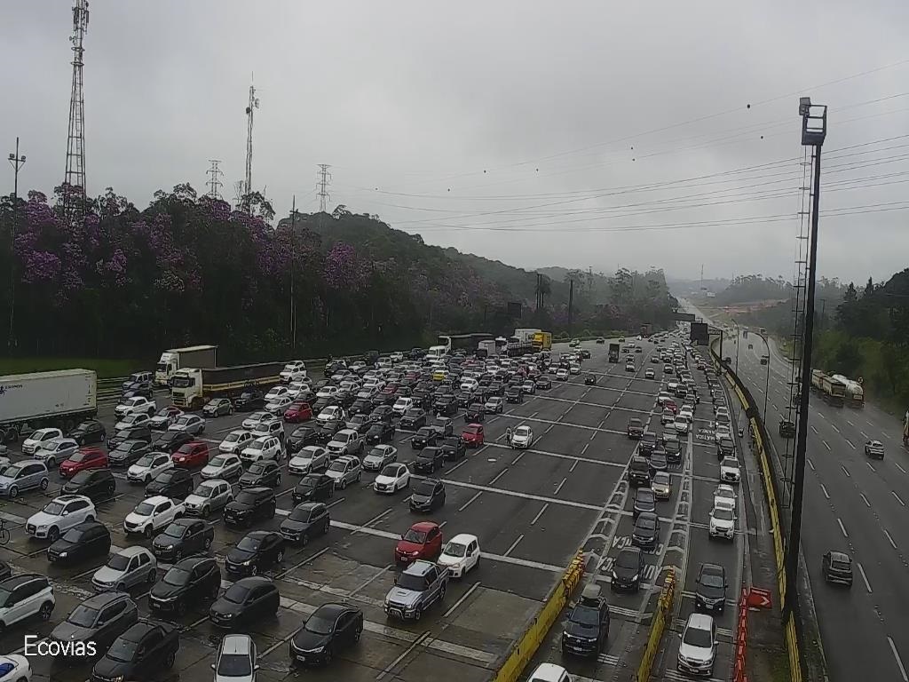 Sistema Anchieta-Imigrantes soma 28 km de congestionamento e registra engavetamento com seis veículos
