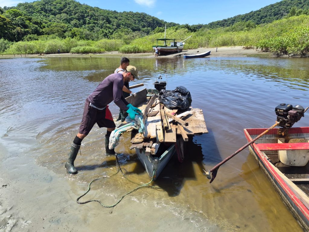 Pescadores obtêm renda extra em mutirões de limpeza durante período de defeso do camarão