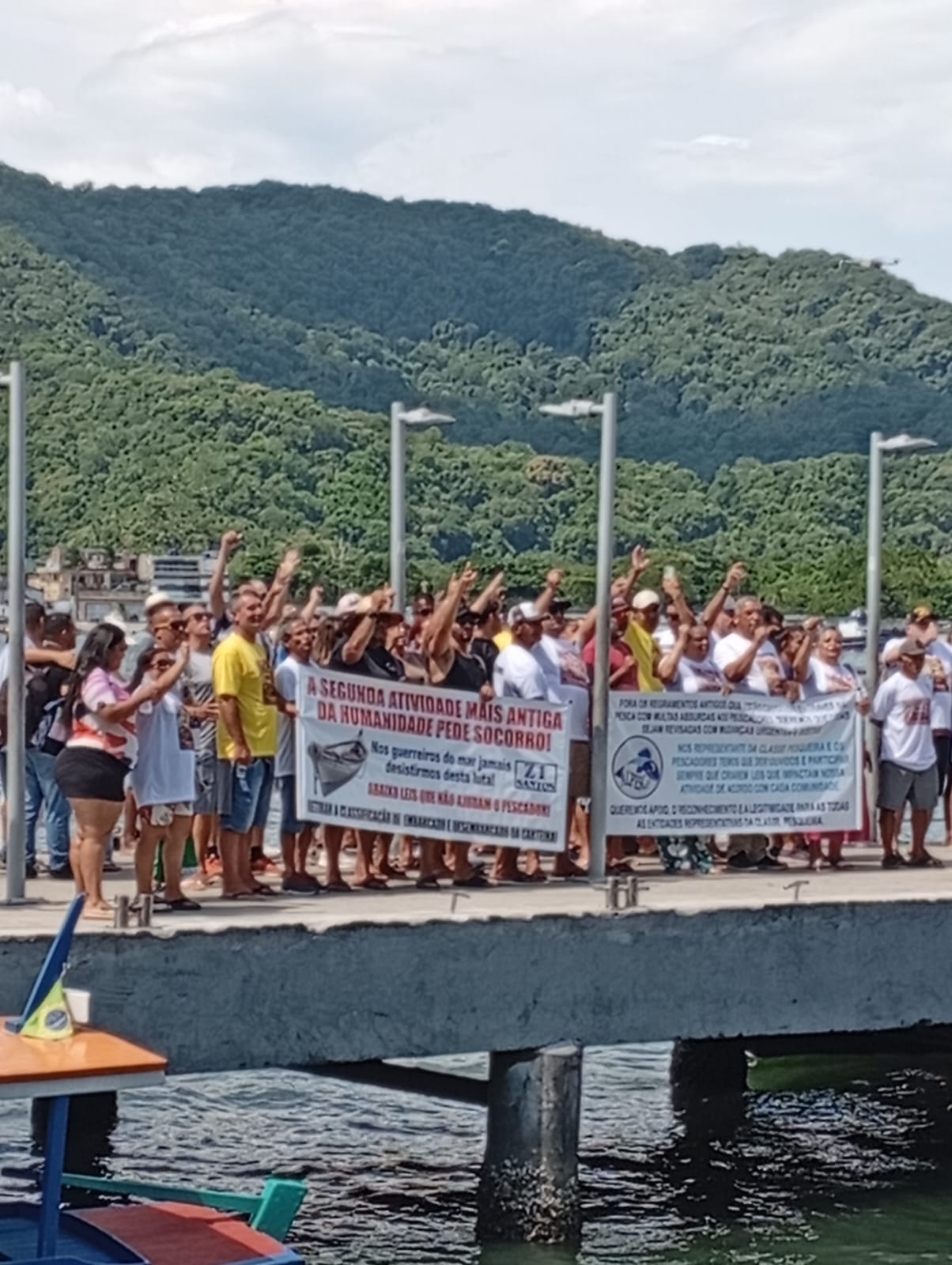 Pescadores artesanais realizam protesto em Santos contra novas normas federais