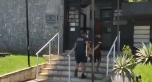 Bandido ataca turista com criança no colo para roubar corrente em Guarujá