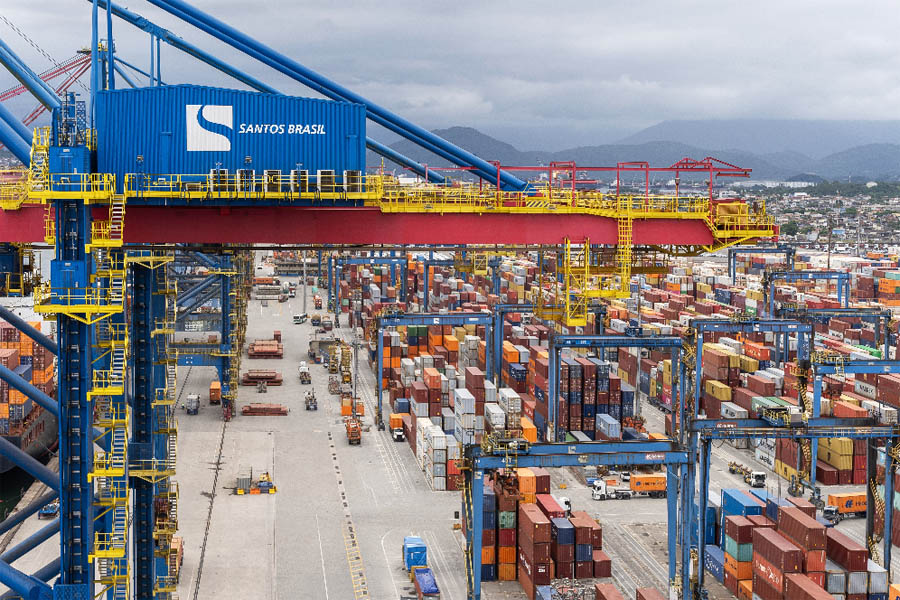 Santos Brasil firma parceria e inicia novo serviço Ásia-América do Sul no Tecon Santos