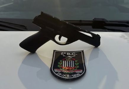 Menores são detidos com simulacro na cintura após denúncia em Santos