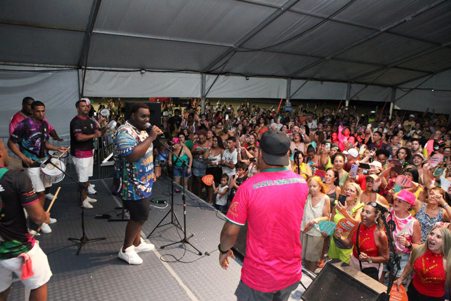 Baterias das escolas de samba levam festa da avenida para as tendas da praia, em Santos