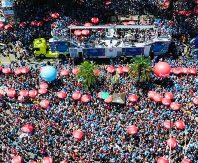 Léo Santana arrasta multidão em clima de Salvador no Ibirapuera