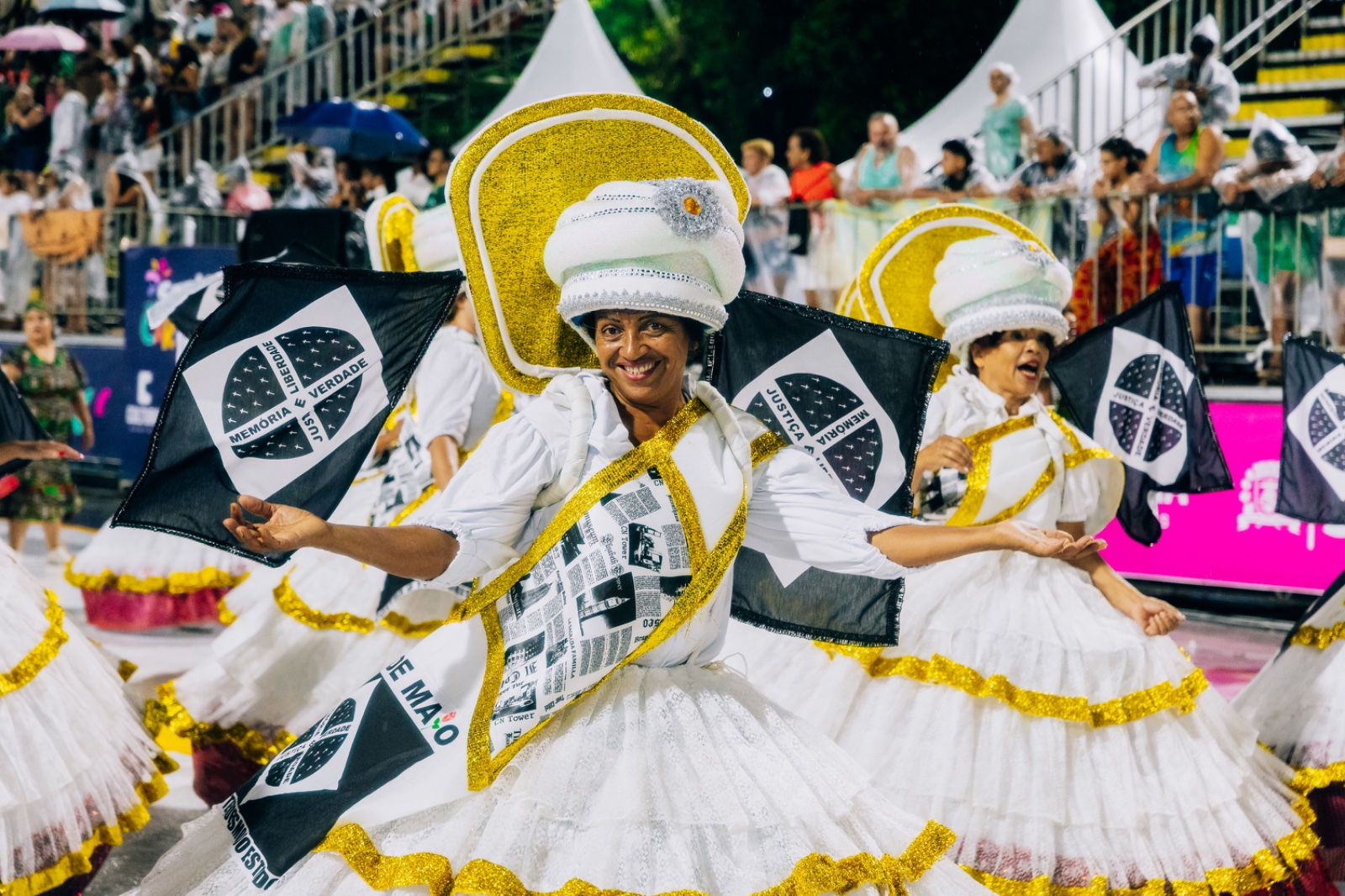 Unidos da Zona Noroeste denuncia a falsa liberdade e faz manifesto antirracista na avenida