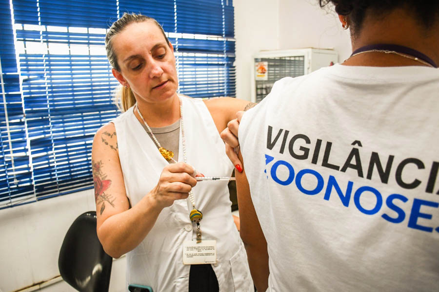 São Vicente inicia vacinação contra a dengue para agentes de combate às endemias