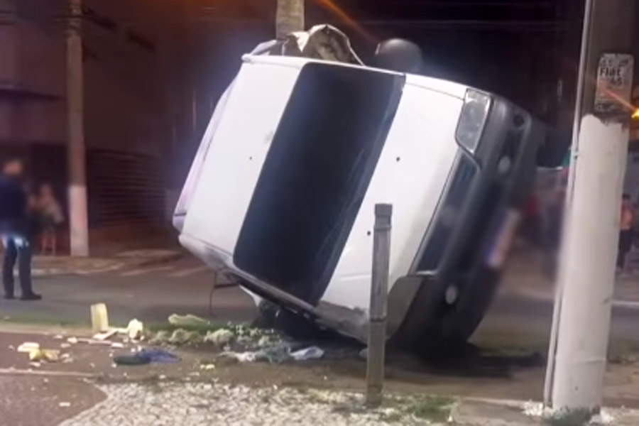 Dupla é presa após capotar com van durante perseguição após sequestro em Praia Grande