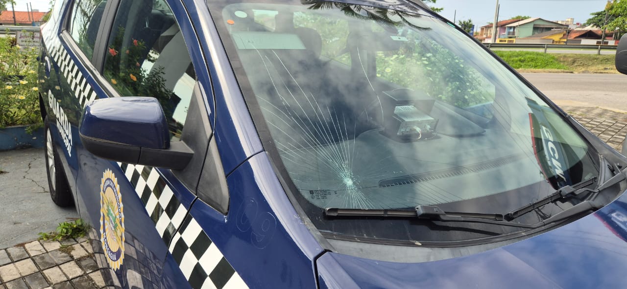 Homem é preso após danificar viatura da GCM e alegar 'estar possuído' em Mongaguá
