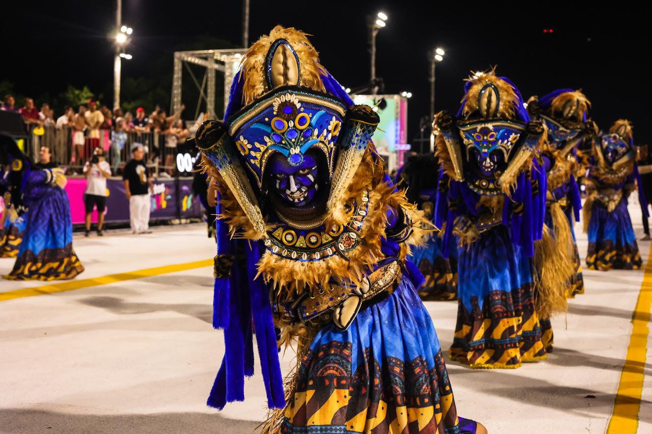 Vila Mathias exalta ancestralidade e homenageia Pai Felipe em desfile de resistência e fé