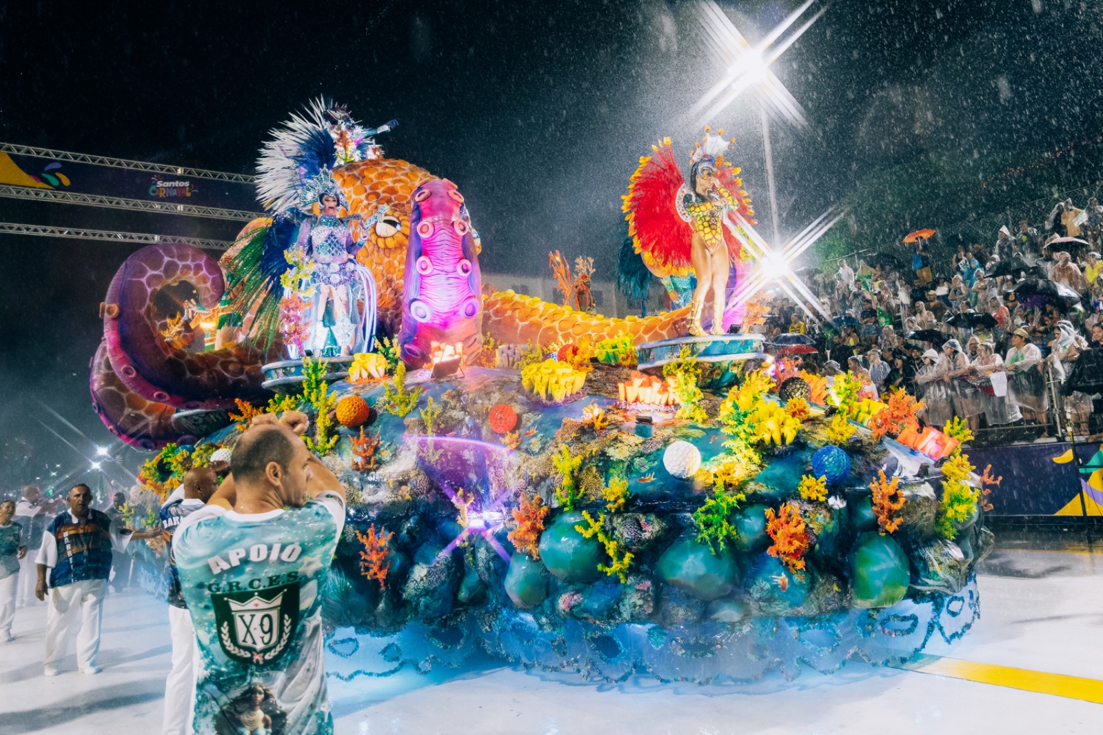 X-9 banha a avenida com um oceano de amor pela escola