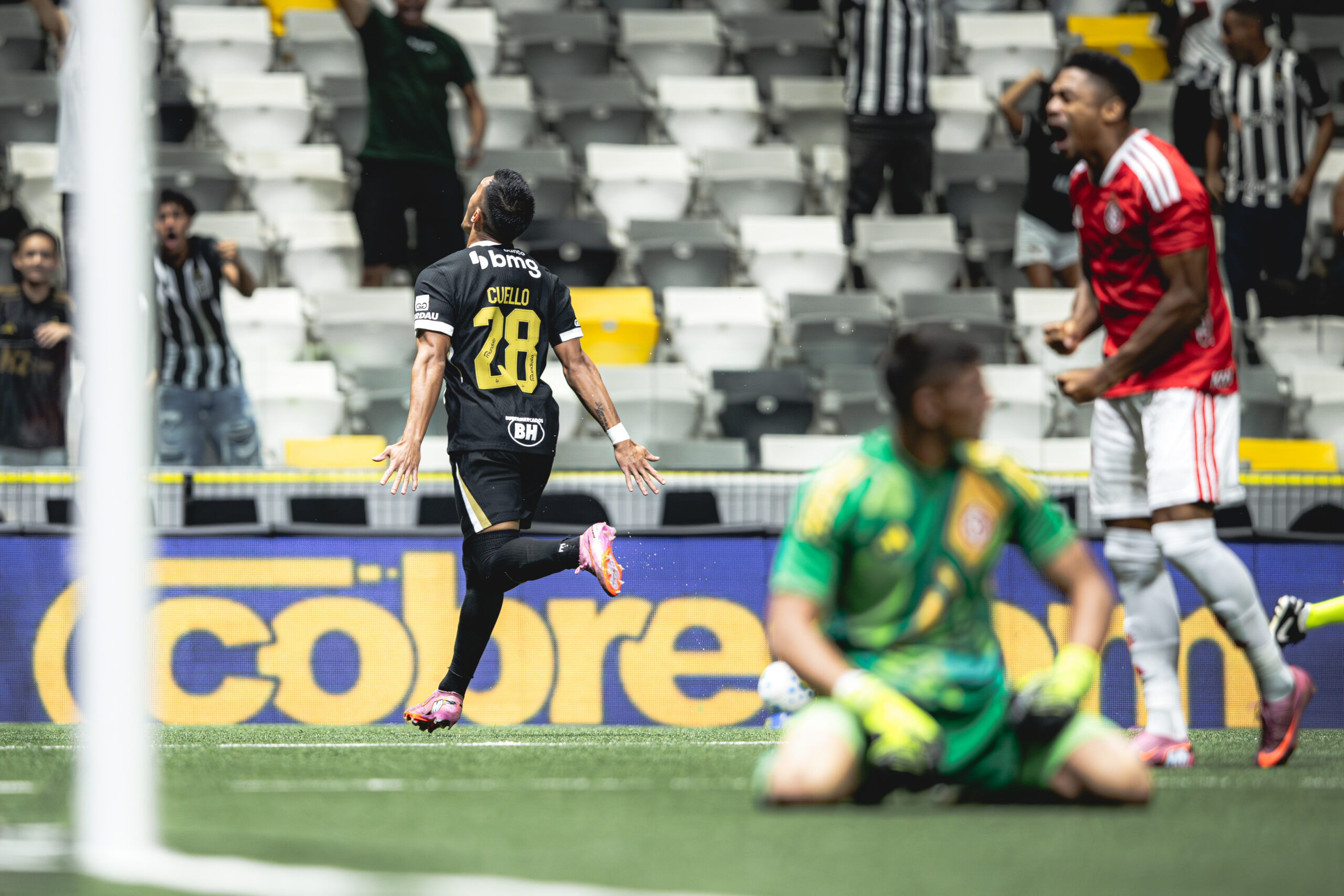 Atlético-MG marca no começo, bate Inter e vence a primeira no Brasileiro