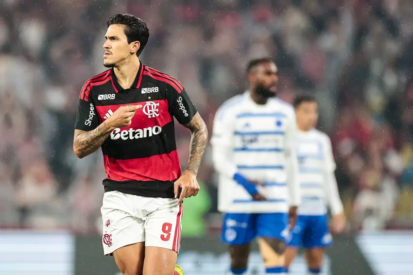 Flamengo vence Cruzeiro em noite de reencontros e vaias a 'vira-casacas'