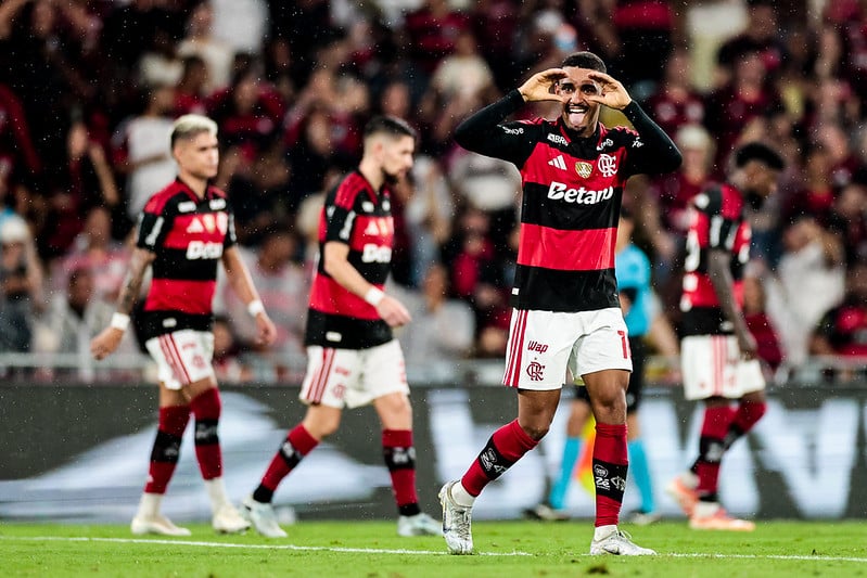 Flamengo vence o Remo e entra no G4 diante de mais de 62 mil torcedores