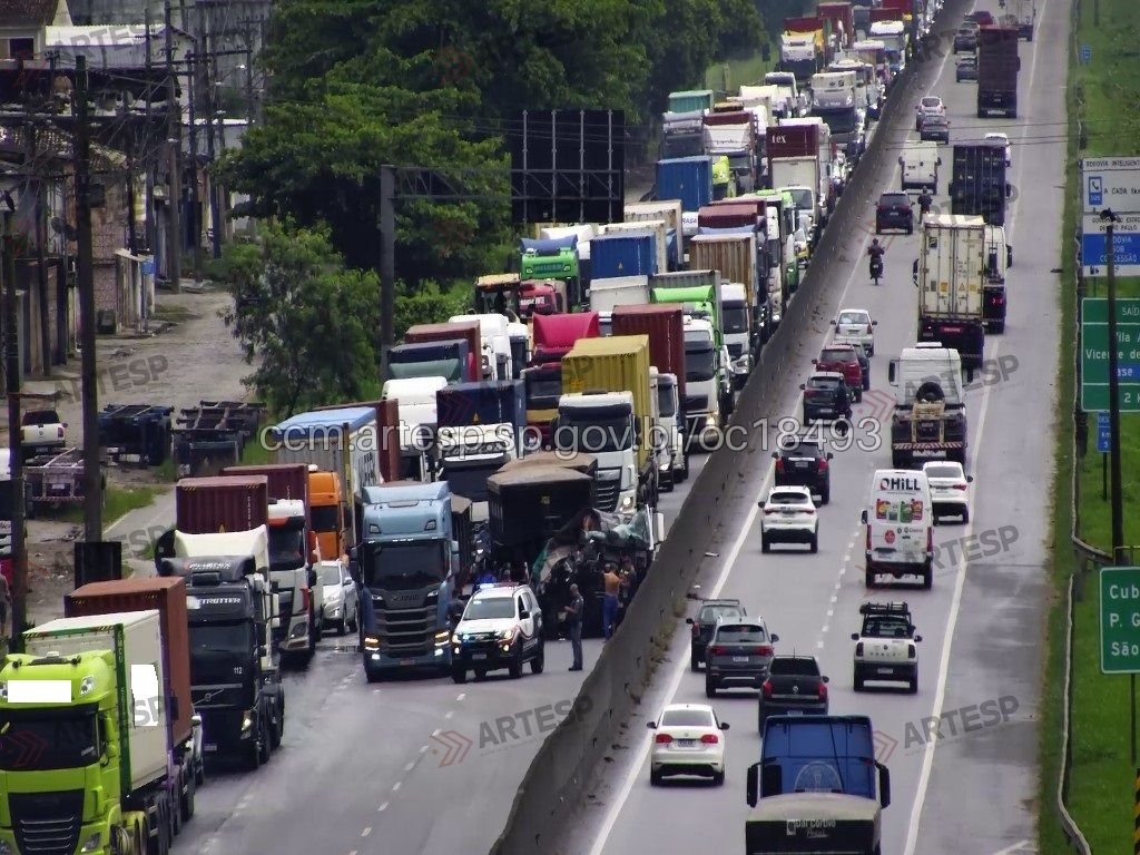 Colisão entre carretas interdita acesso à Cônego Domênico Rangoni e provoca 15 km de congestionamento