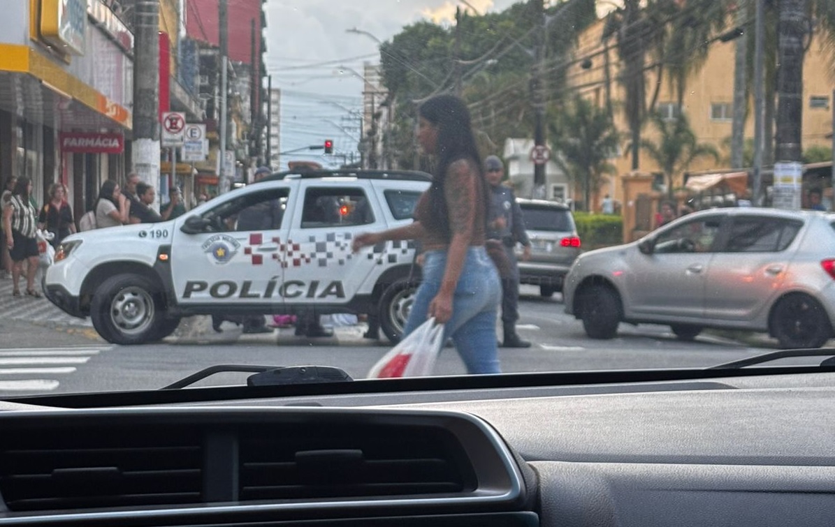 Idoso é atingido por carro em cruzamento no Centro de São Vicente