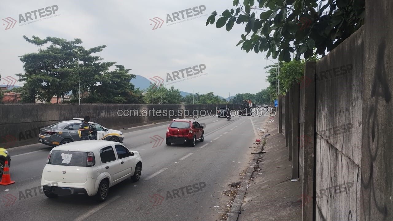 Mulher tenta atravessar rodovia, cai na pista e morre atropelada em São Vicente