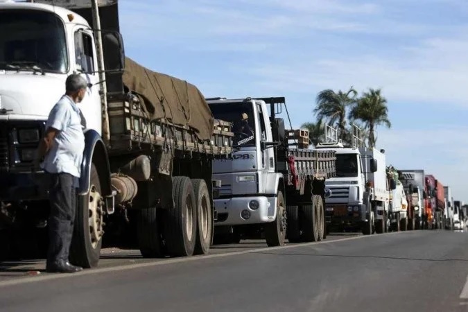 Caminhoneiros ameaçam paralisar 'nos próximos dias' e pressionam governo contra alta do diesel