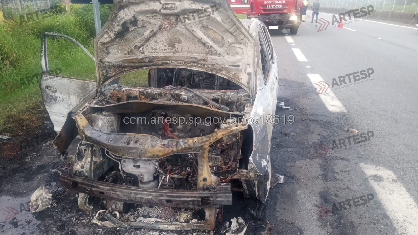Motor de carro pega fogo e veículo é destruído em rodovia de Peruíbe